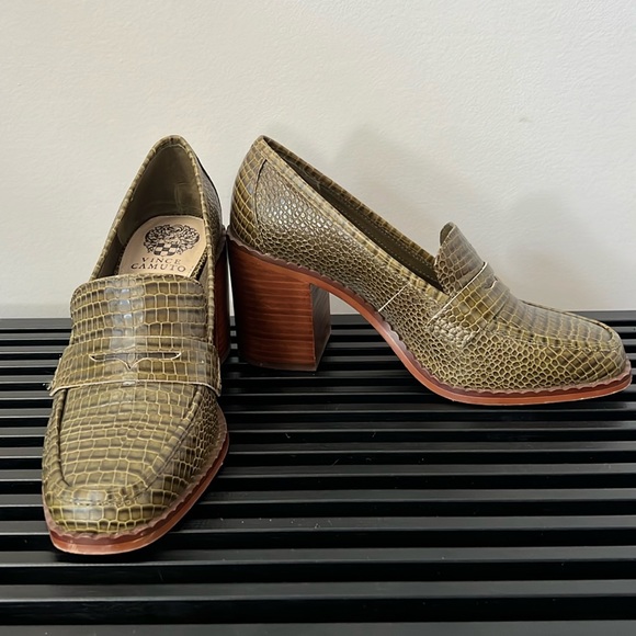 VINCE CAMUTO Carigina Leather Olive Green Loafer Crocodile Size 8.5 39 - Picture 1 of 6